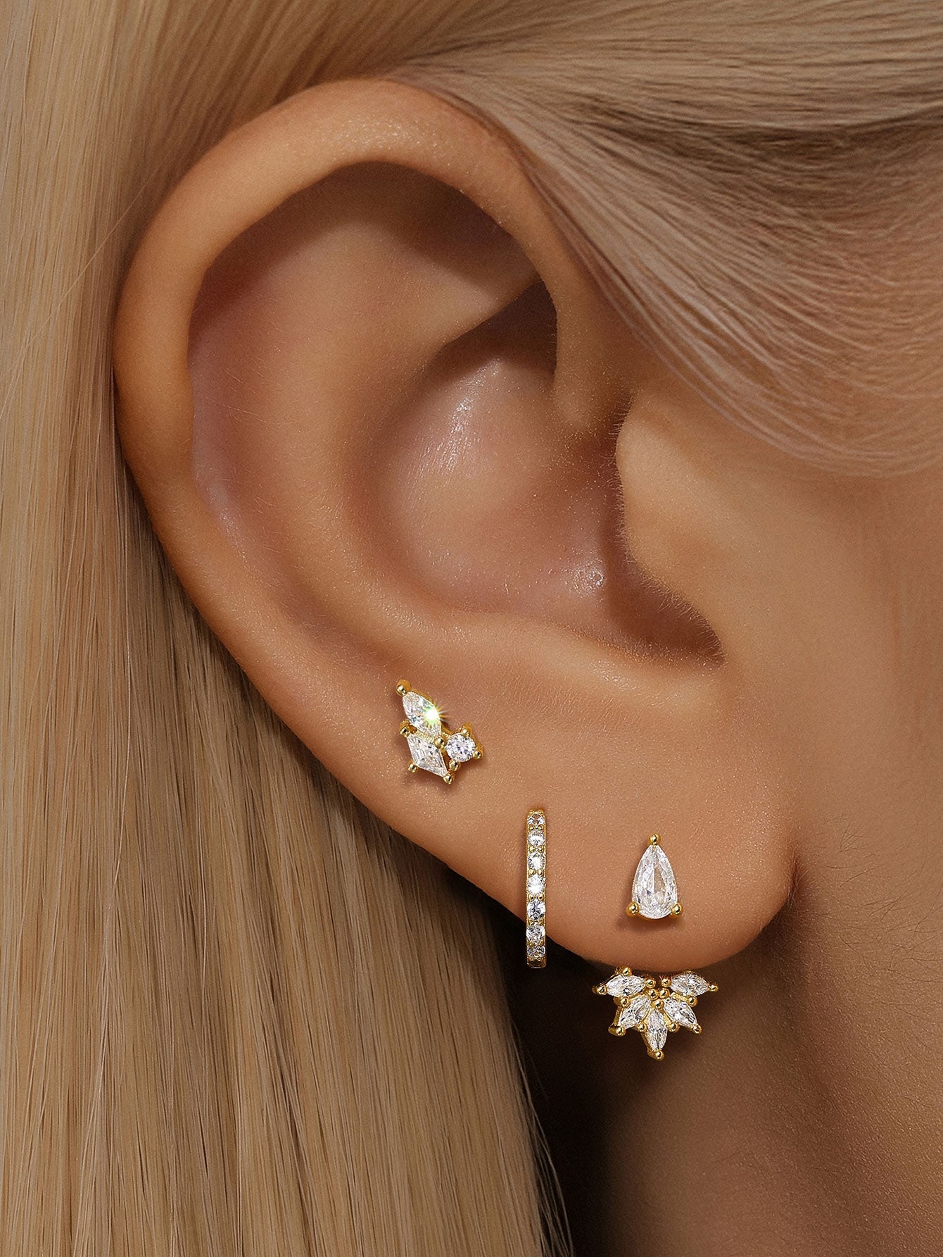 Magda – Delikate guldøreringe med en blød glans.