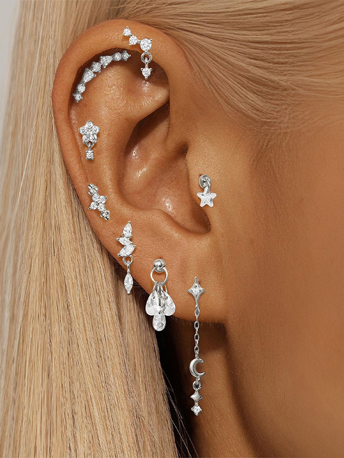 Selina – Delikate guldøreringe med bevægelig detalje.