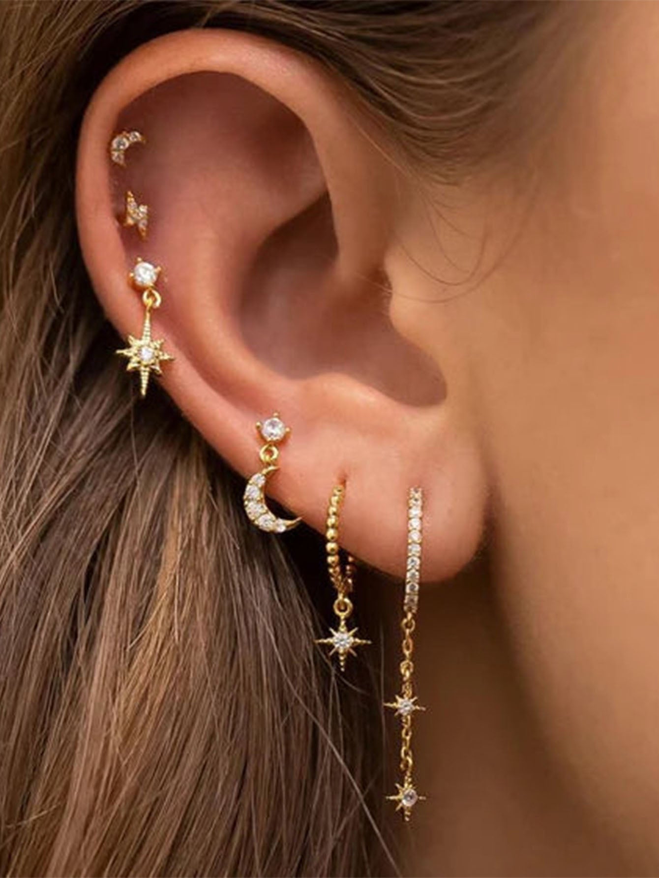 Pavlína – Delikate guldøreringe med et moderne design.