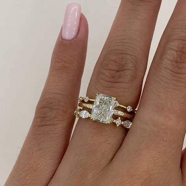 Nora – Diamantring i lagdelt design.