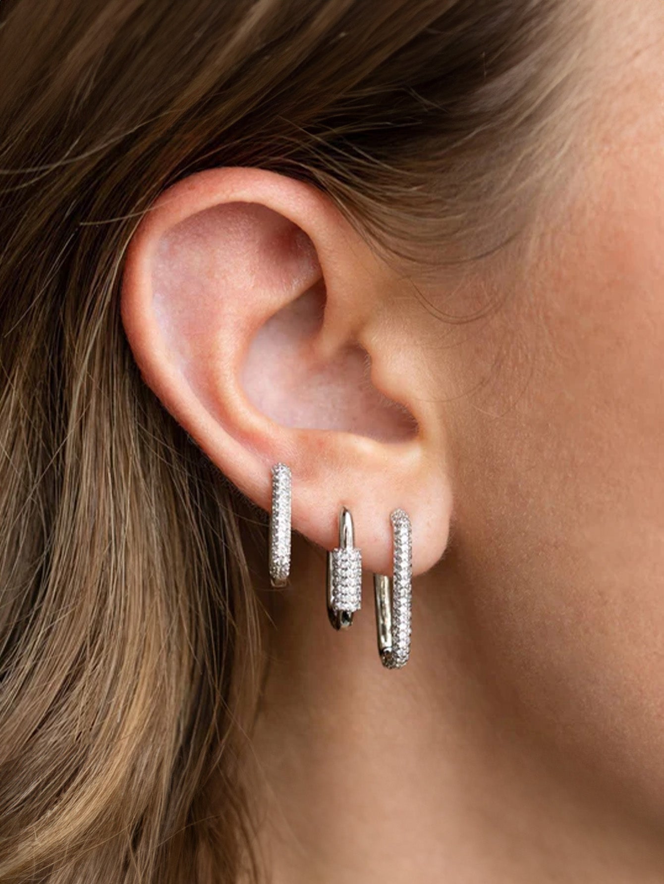 Lara – Øreringe i guld med en blød runding