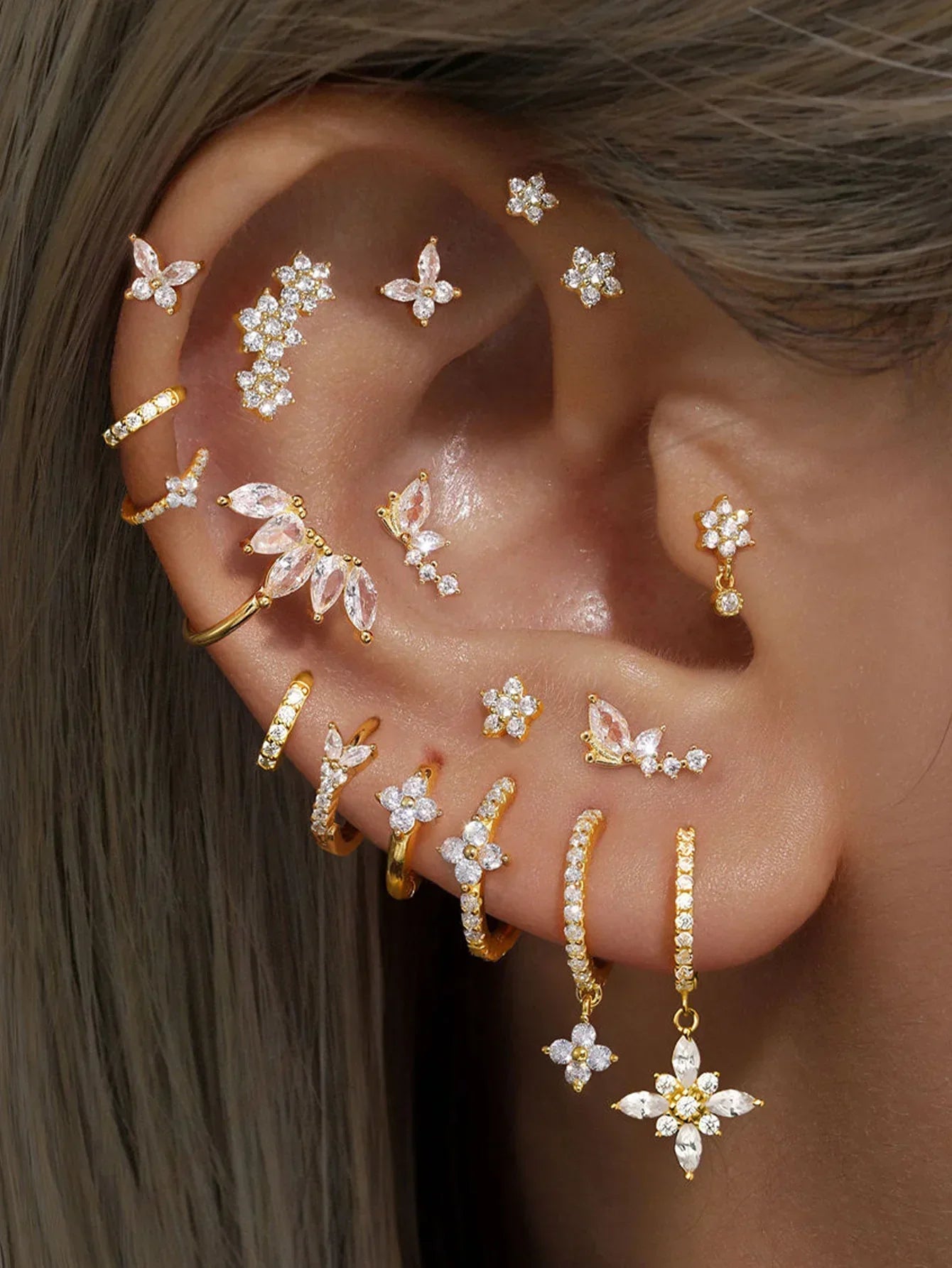 Eva-Marie – Delikate gyldne øreringe med flydende form.