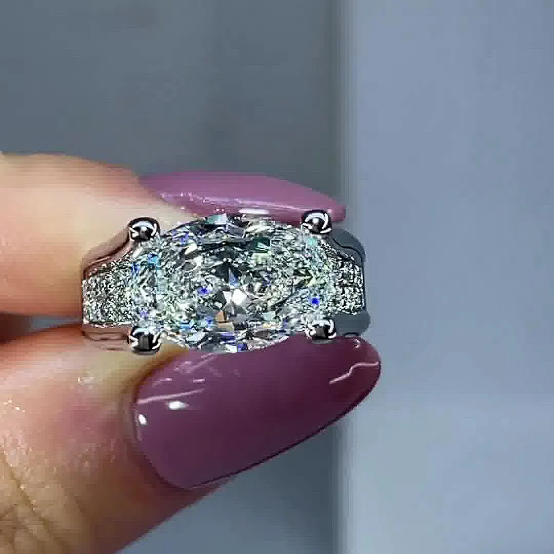 Viktorie – Glitrende ring med sidelæns accenter.