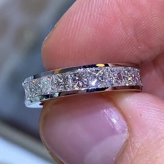 Maren – Sølv diamant ring med smal band.