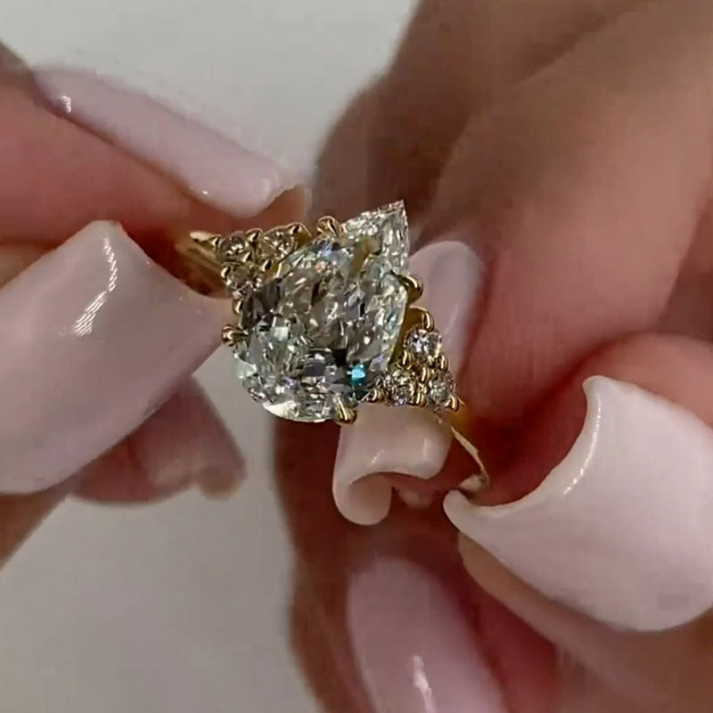 Clarissa – Diamantring med dråbeformet snit i gyldent finish.