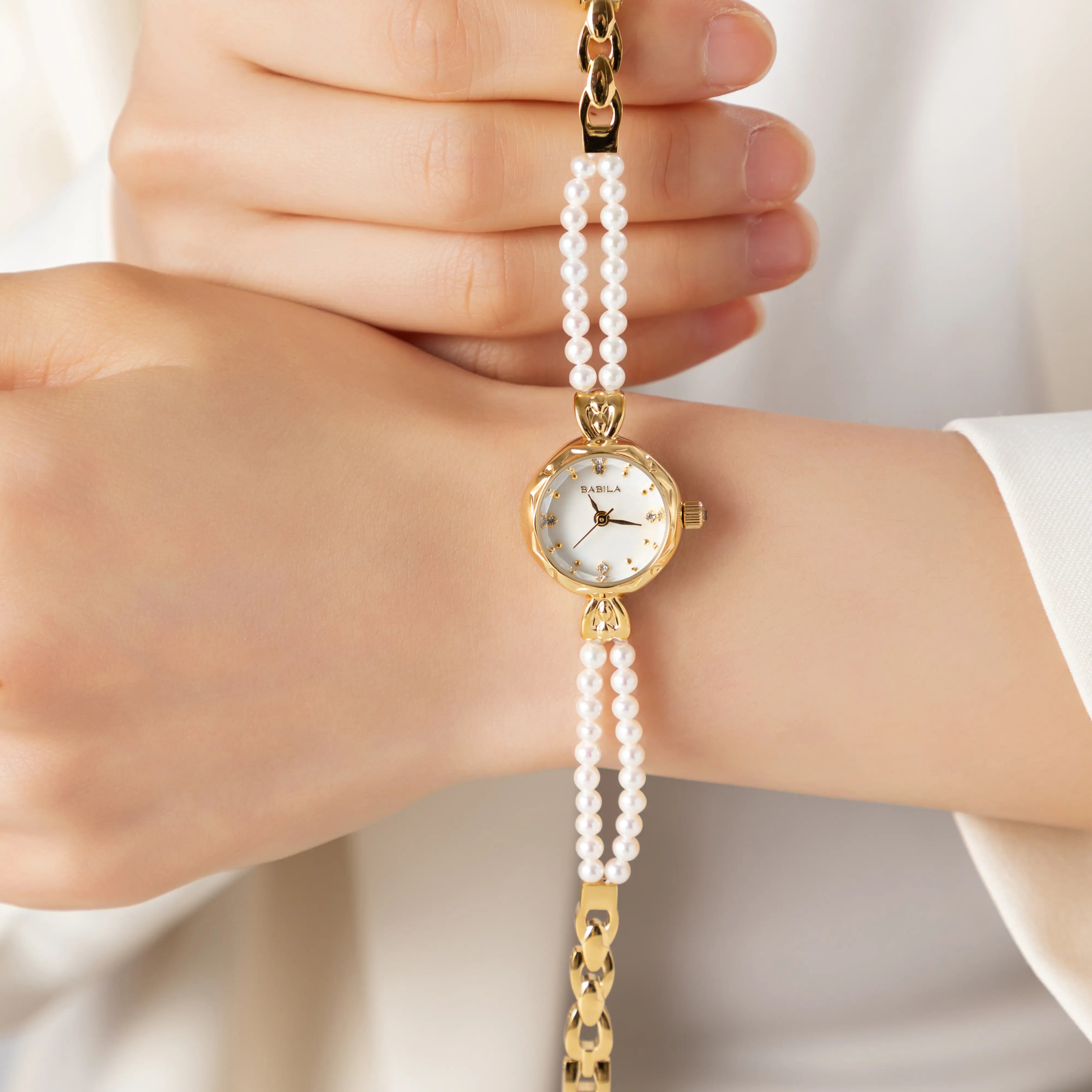 Johanna – Gyldent ur med glasramme.