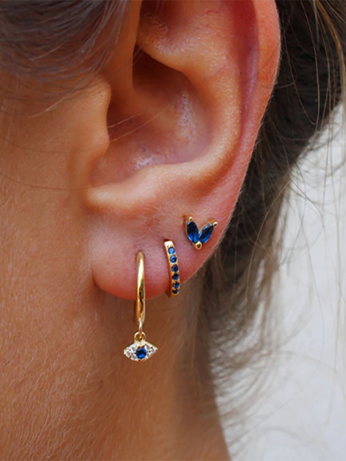 Leandra – Guldøreringe med raffineret form.