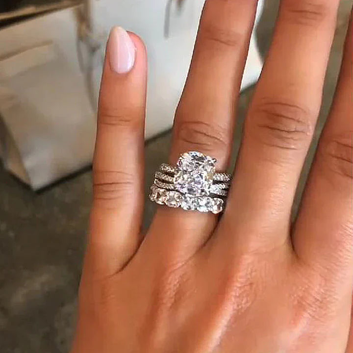 Iris – Diamantring med oval sten.