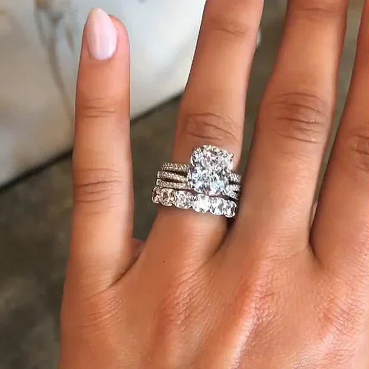 Iris – Diamantring med oval sten.