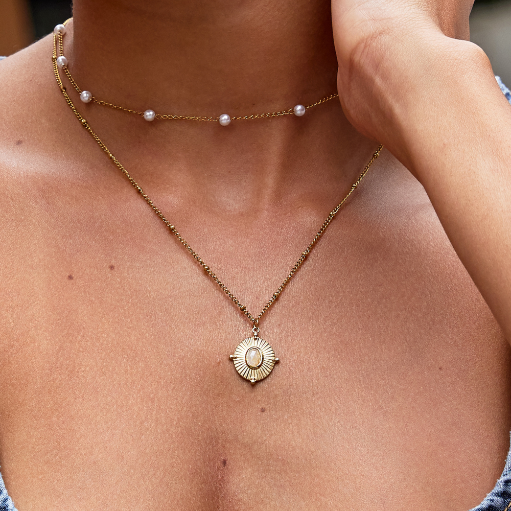 Annika – Delikat guldhalskæde med firkantet vedhæng.