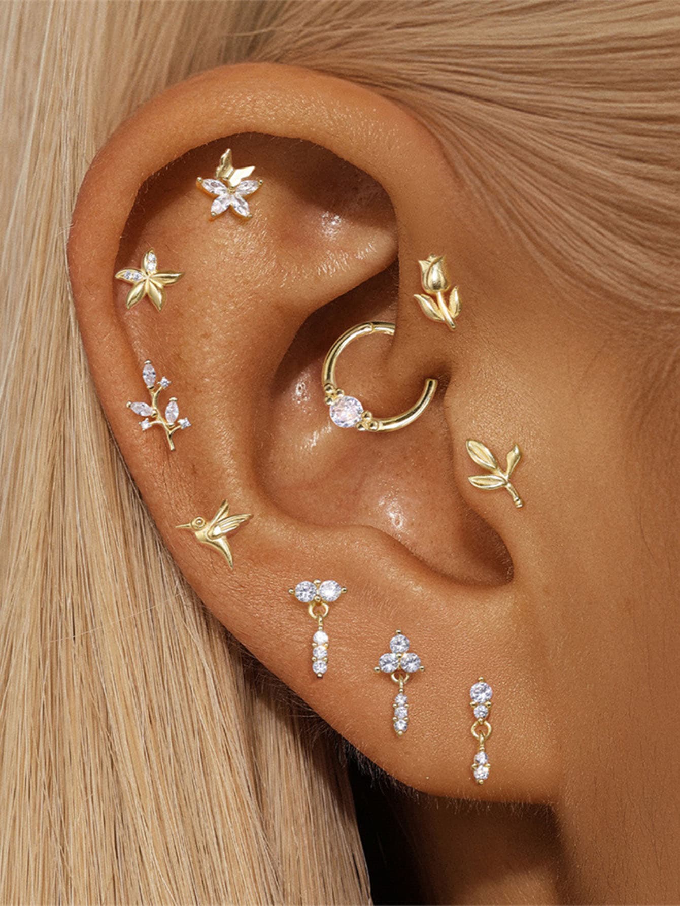 Elisa – Guldøreringe med geometrisk accent.