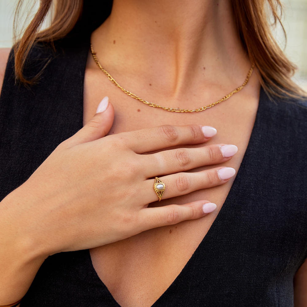 Nora – Guld ring med buet linje.