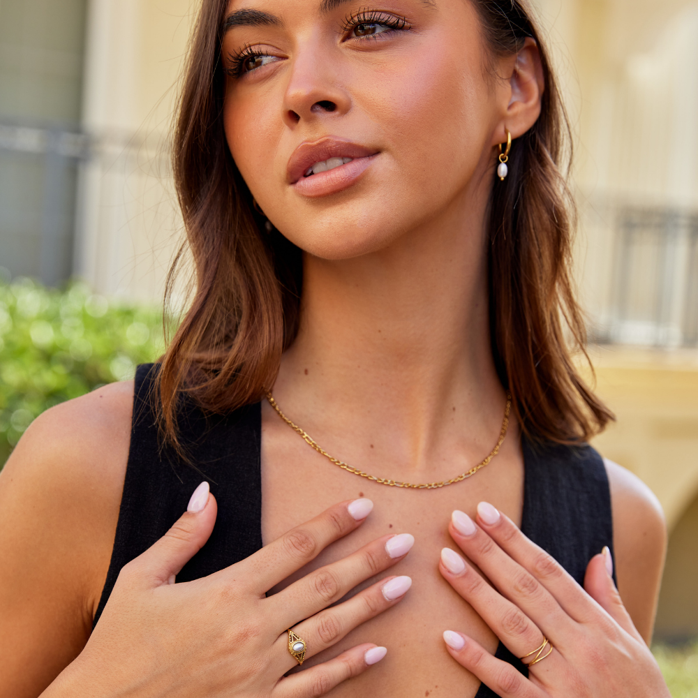 Nora – Guld ring med buet linje.