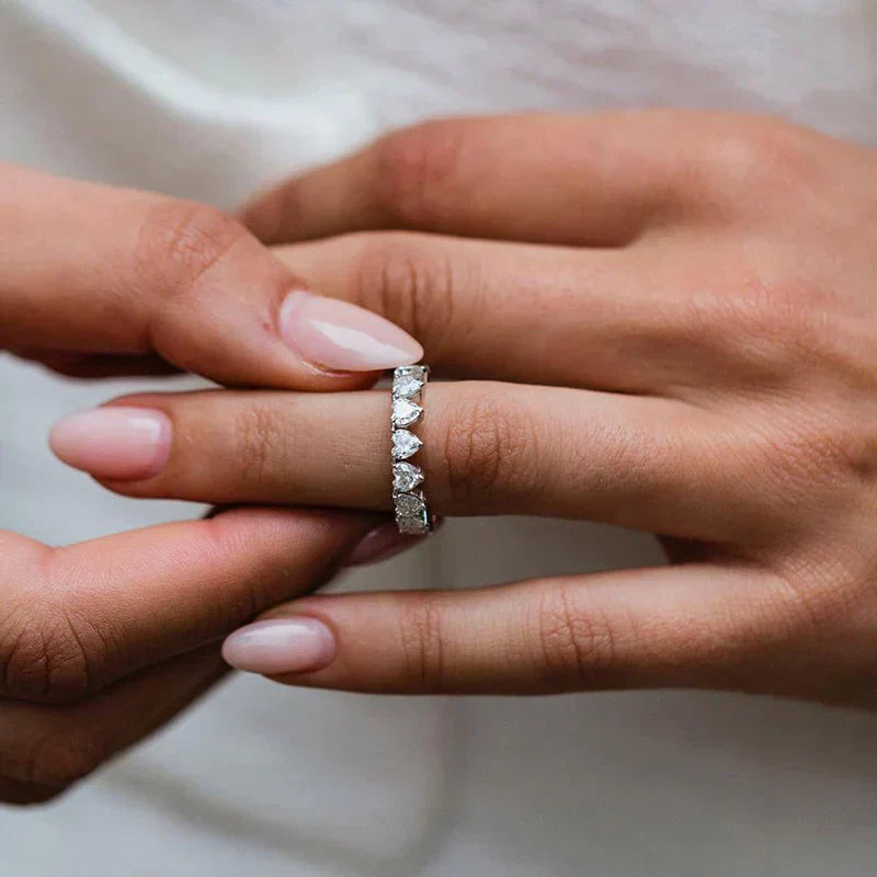 Fiona – Krystalring med en delikat, lysende kant.