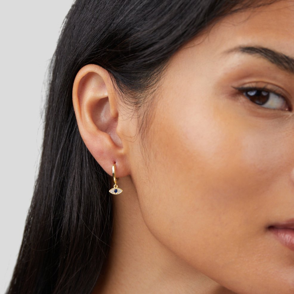 Luana – Øreringe i guld med delikat perle.