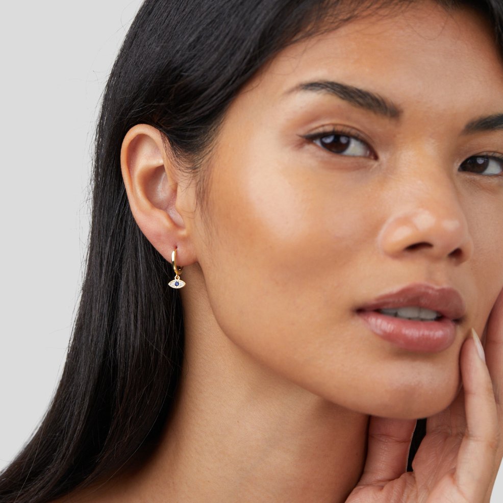 Luana – Øreringe i guld med delikat perle.