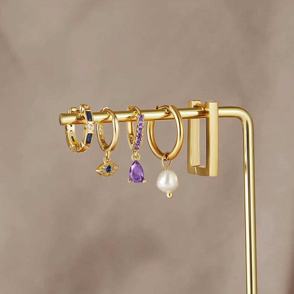 Luana – Øreringe i guld med delikat perle.