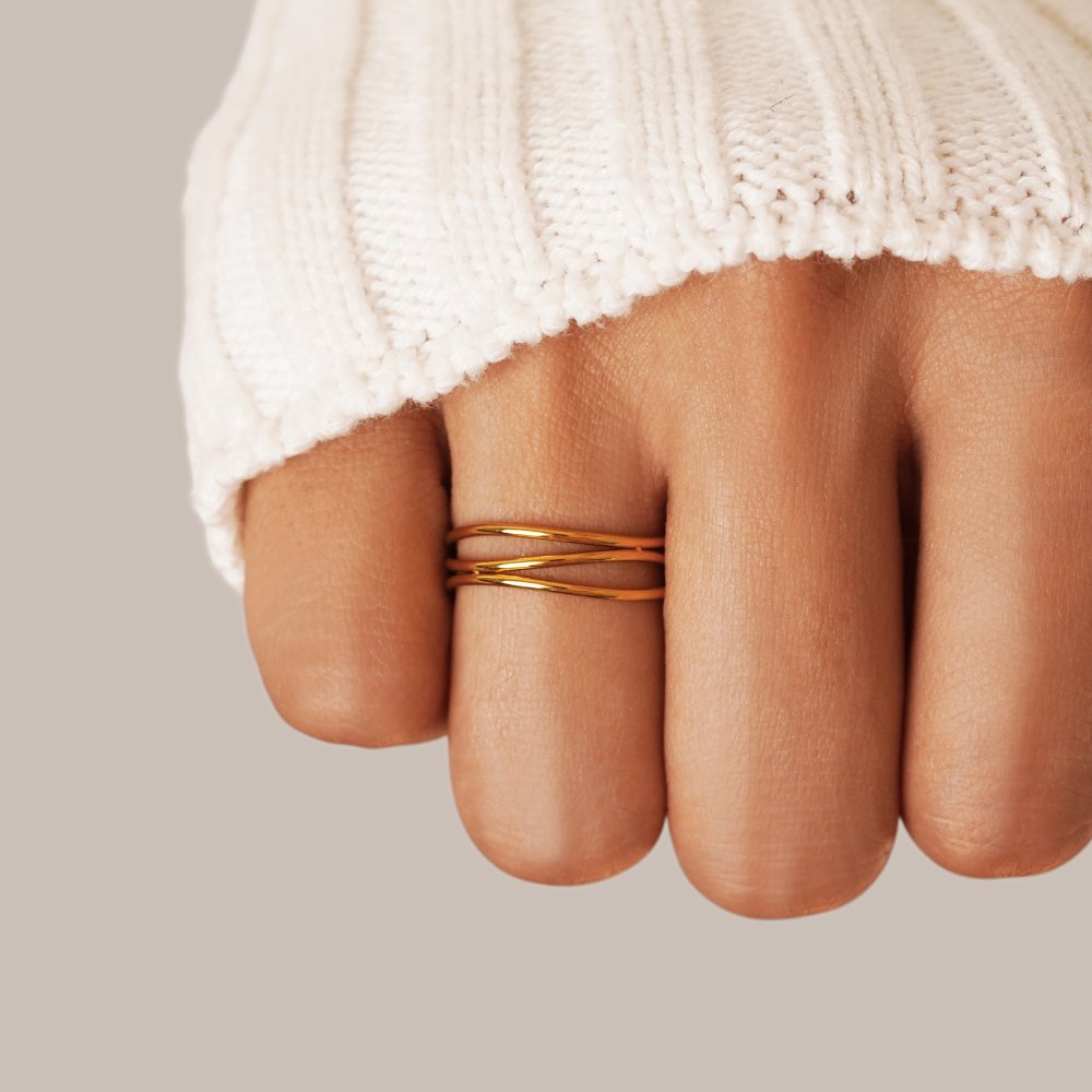 Valerie – Guld ring med sammenflettede linjer.
