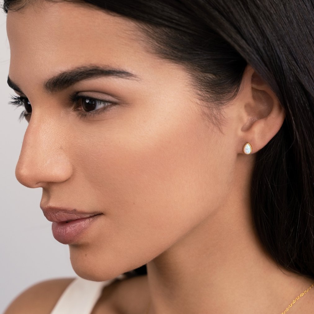 Melina – Små gyldne ringe med en delikat åbning.