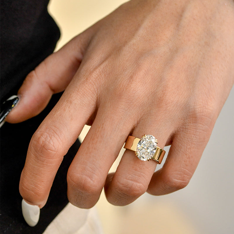 Lara – Solitær ring med rund sten i gylden finish.