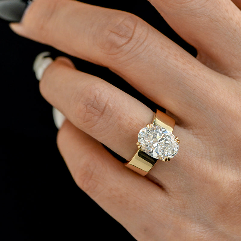 Lara – Solitær ring med rund sten i gyldent finish.