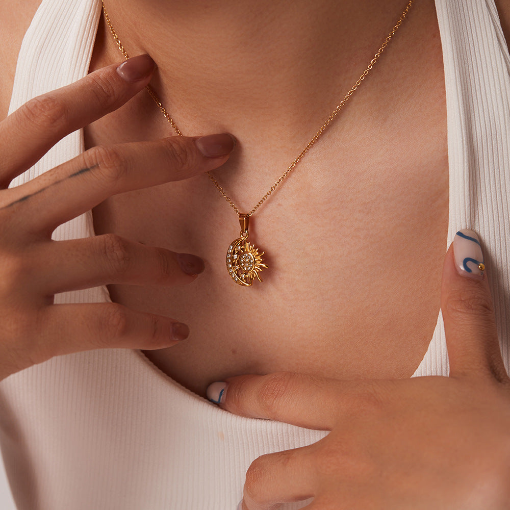 Alžběta – Guldhalskæde med små symbolske vedhæng.