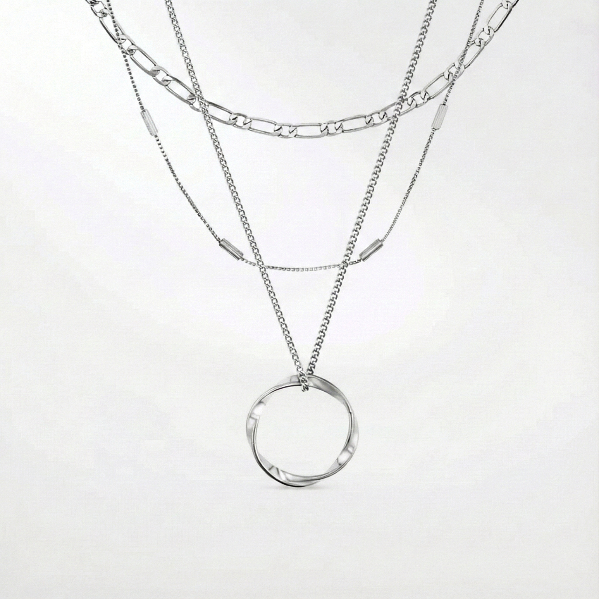 Åben halskæde med tre rækker